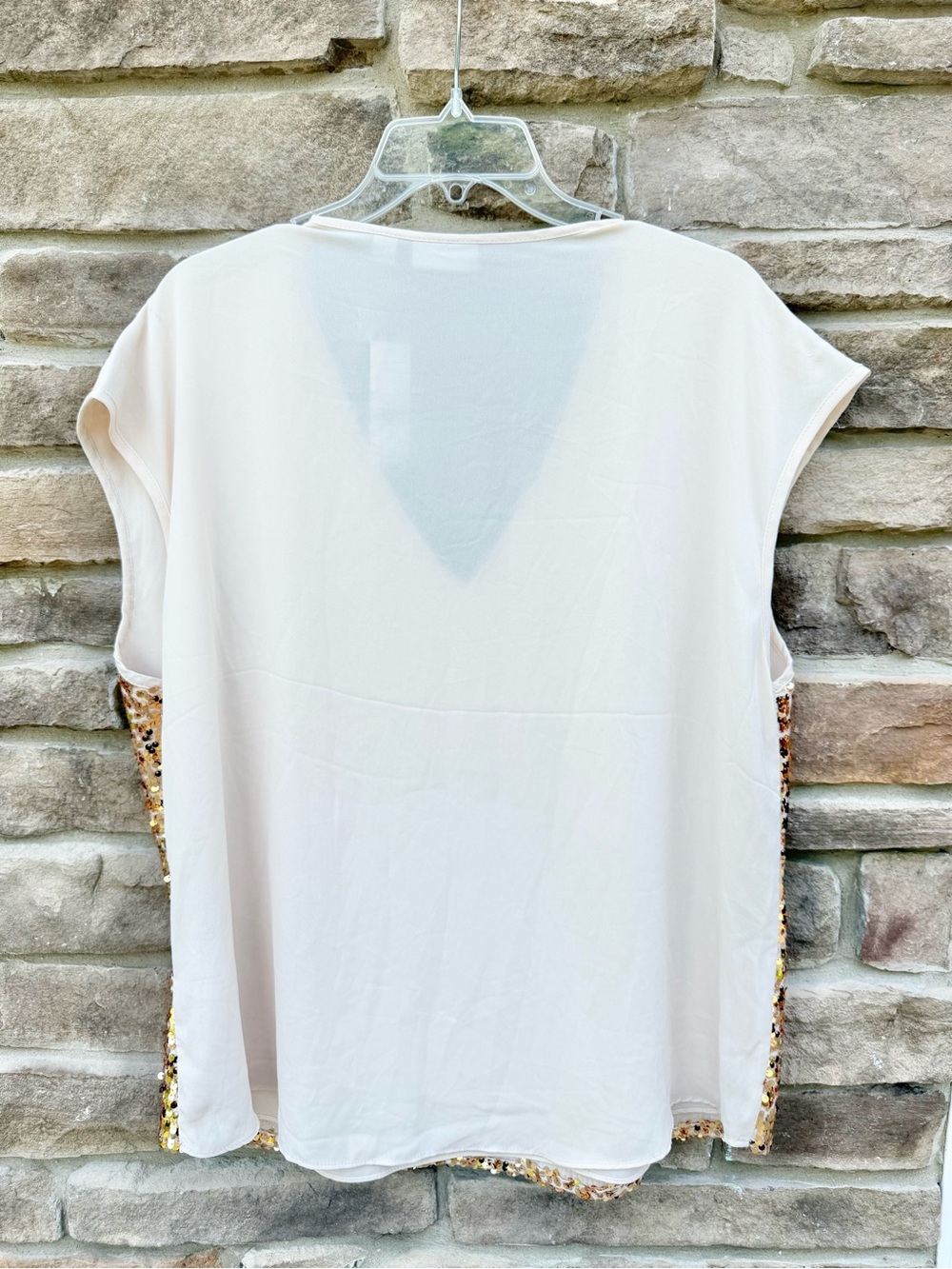 โจ NWT New York & Company Gold Sequin V-Neck Top | XL โจ - Picture 2 of 6